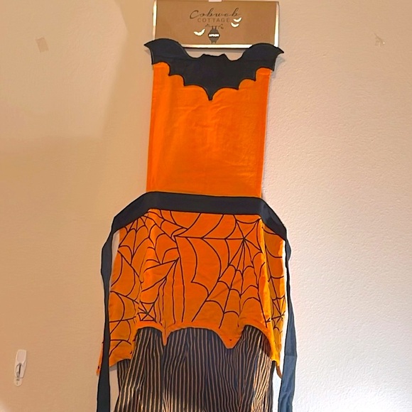 🔥LAST CALL🔥ORANGE/BLK TIE BACK APRON,👍HOSTING, COSTUME OR GIFT-GIVING NWT - Picture 4 of 13